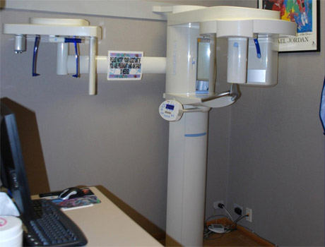 Our x-rays are digital which reduces the radiation exposure considerably. To establish the accurate diagnosis Dr. Razdolsky has to examine your panoramic, head plate, and wrist x-rays. Do you want to guess why we take an x-ray of your wrist?
The spaces between your knuckles will help Doctor determine which stage of your growth you are currently in. These findings will assist him in determining the most efficient appliances and the most effective treatment for you.